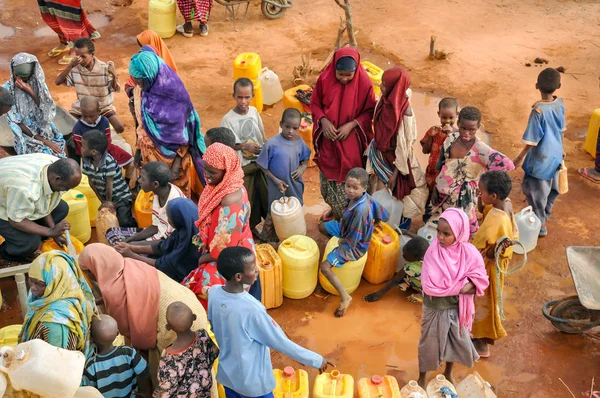 Mujer y niños viven en el campo de refugiados Dadaab — Foto de Stock