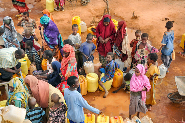  Woman & children live in the Dadaab refugee camp 