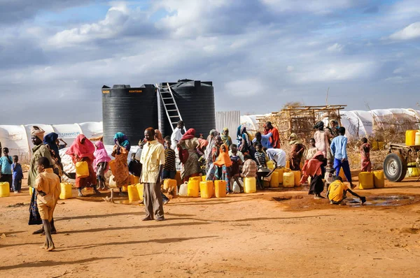 Mujer y niños viven en el campo de refugiados Dadaab —  Fotos de Stock