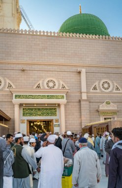 Binlerce insan Hazreti Muhammed'in her gün ziyaret.