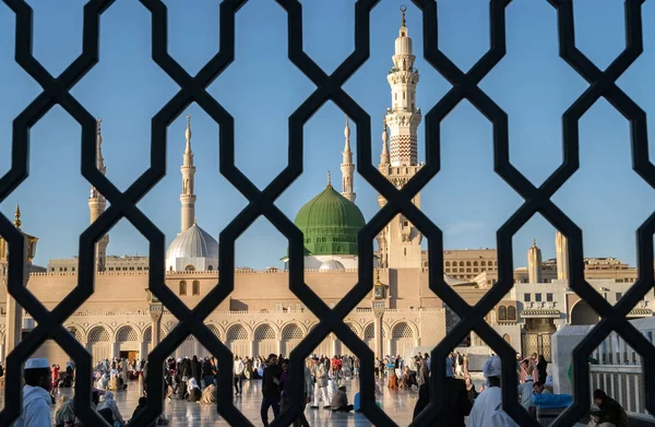 Garde-corps en fer derrière la mosquée Nabawi, Médine, Arabie Saoudite — Photo