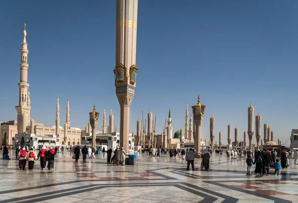 Muslims gathered for worship Nabawi Mosque, Medina, Saudi Arabia — Stock Photo, Image