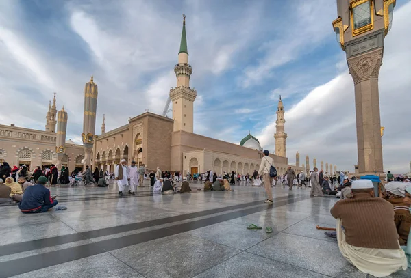 Muslims gathered for worship Nabawi Mosque, Medina, Saudi Arabia — Stock Photo, Image