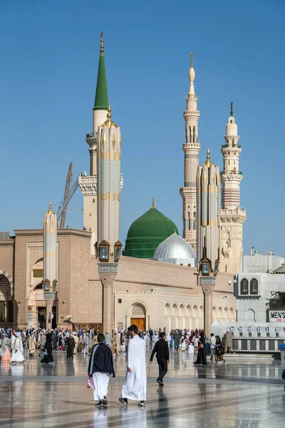 Muçulmanos se reuniram para adorar Mesquita Nabawi, Medina, Arábia Saudita — Fotografia de Stock