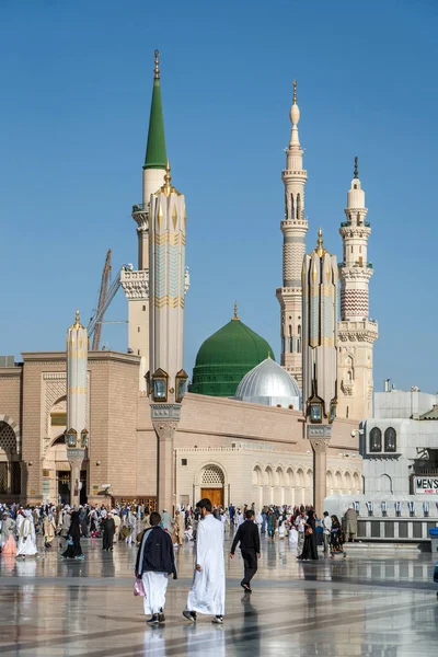 Musulmanes reunidos para adorar la mezquita Nabawi, Medina, Arabia Saudita —  Fotos de Stock