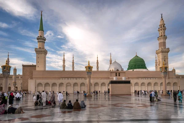 Muslims gathered for worship Nabawi Mosque, Medina, Saudi Arabia — Stock Photo, Image