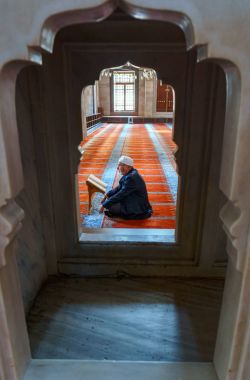 Cami, Kuran okuyan Müslüman