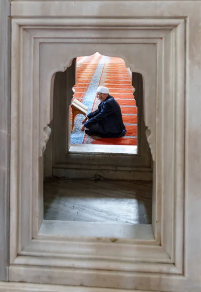 Moskén, Muslim som läser Koranen — Stockfoto