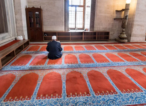 Mezquita, musulmana que lee el Corán — Foto de Stock