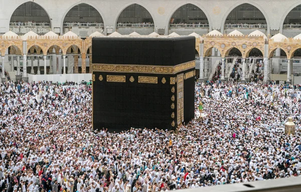 Pilger umrunden Kaabah 7 Mal für Tawaf, eine davon — Stockfoto