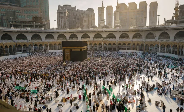 Musulmani riuniti alla Mecca dei diversi paesi del mondo . — Foto Stock