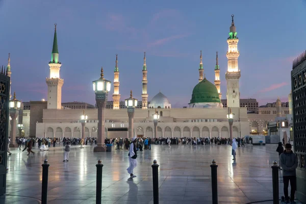 Musulmanes reunidos para adorar la mezquita Nabawi, Medina, Arabia Saudita —  Fotos de Stock