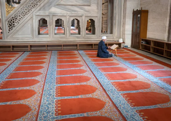 Мечеть, мусульманин, читающий Коран — стоковое фото