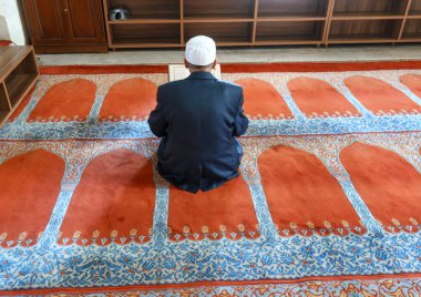 Cami, Kuran okuyan Müslüman