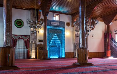 Mavi çinileri ile yapılan Mihrap.