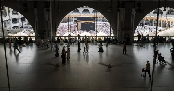 Muslims gathered in Mecca of the world's different countries. — Stock Photo, Image