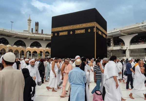 Musulmani riuniti alla Mecca dei diversi paesi del mondo . — Foto Stock