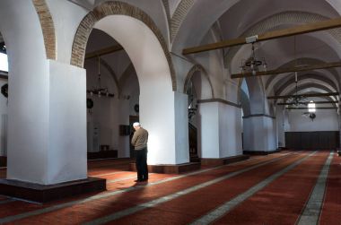 Yalnız camide dua Müslümanlar