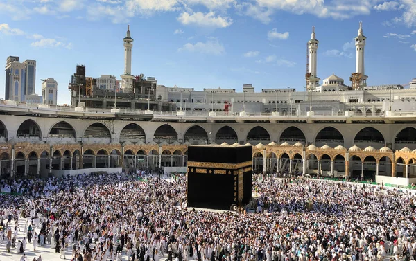 Musulmans réunis à La Mecque des différents pays du monde . — Photo