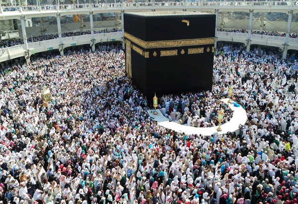 Musulmani riuniti alla Mecca dei diversi paesi del mondo . — Foto Stock