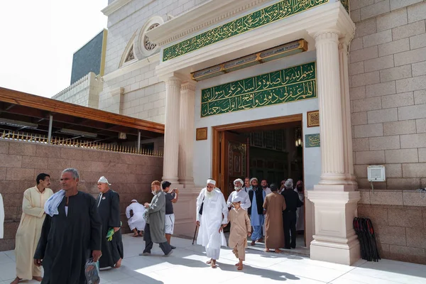 Ribuan orang mengunjungi makam Hazrat Muhammad setiap hari . — Stok Foto