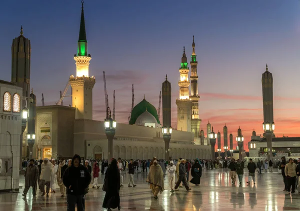 Musulmanes reunidos para adorar la mezquita Nabawi, Medina, Arabia Saudita — Foto de Stock