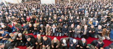 Cuma namazı haftada bir kez Müslümanlar tarafından gerçekleştirilen bir dua olduğunu..