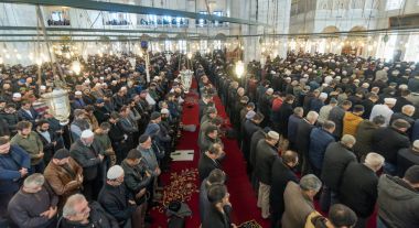 Cuma namazı haftada bir kez Müslümanlar tarafından gerçekleştirilen bir dua olduğunu..