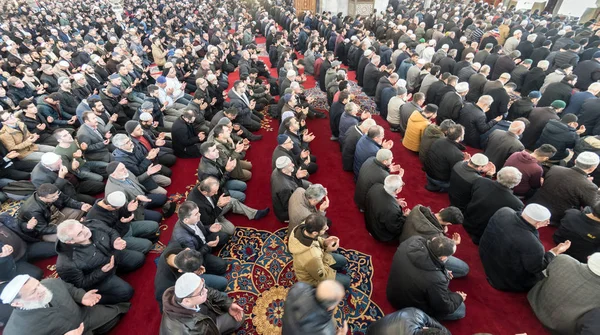 Cuma namazı haftada bir kez Müslümanlar tarafından gerçekleştirilen bir dua olduğunu.. — Stok fotoğraf