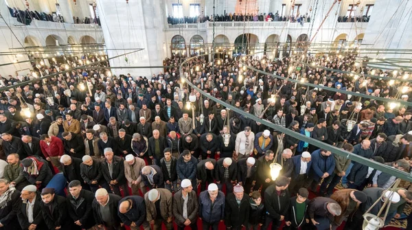 Cuma namazı haftada bir kez Müslümanlar tarafından gerçekleştirilen bir dua olduğunu.. — Stok fotoğraf