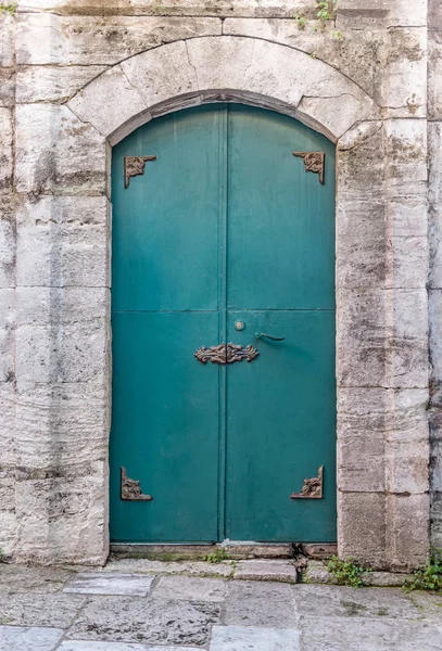 História antiga porta de ferro — Fotografia de Stock