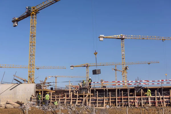 Trabajadores indefinidos que trabajan en la construcción — Foto de Stock