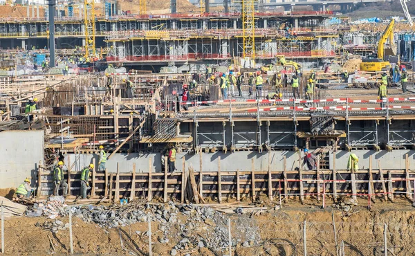 Trabajadores indefinidos que trabajan en la construcción — Foto de Stock