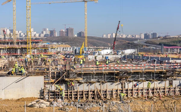 Trabajadores indefinidos que trabajan en la construcción — Foto de Stock