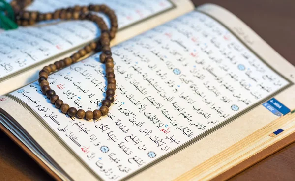 Rosario musulmano perline sul Sacro Corano — Foto Stock
