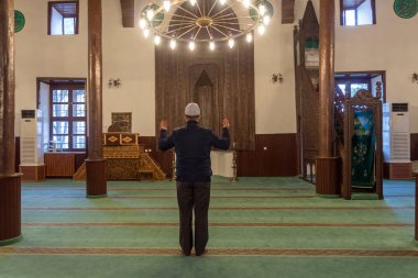 Yalnız dua camide Müslüman.