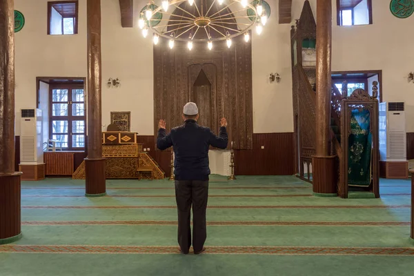 Muzułmanin modli się sam w meczecie. — Zdjęcie stockowe