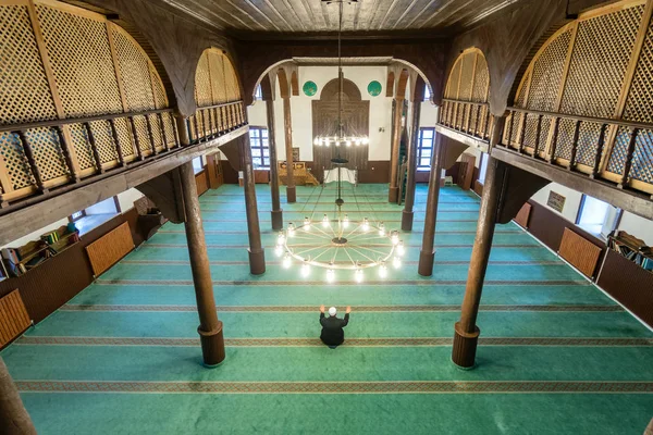 Muslim betet allein in der Moschee. — Stockfoto