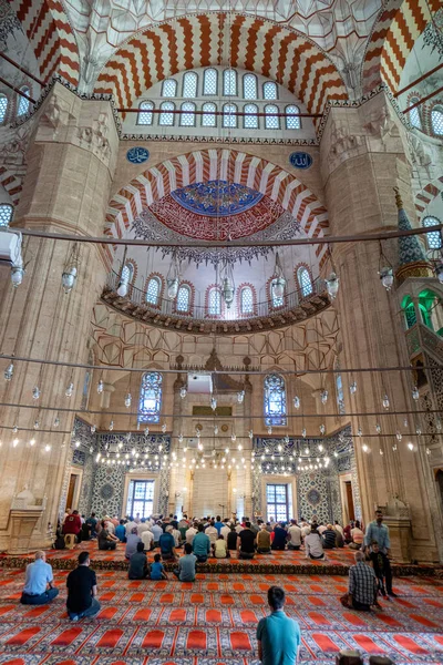 Men at afternoon prayer in Sinan's Selimiye Mosque — Stock Photo, Image