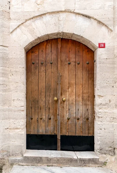 Old door knob and the door locked with chain — Stock Photo, Image