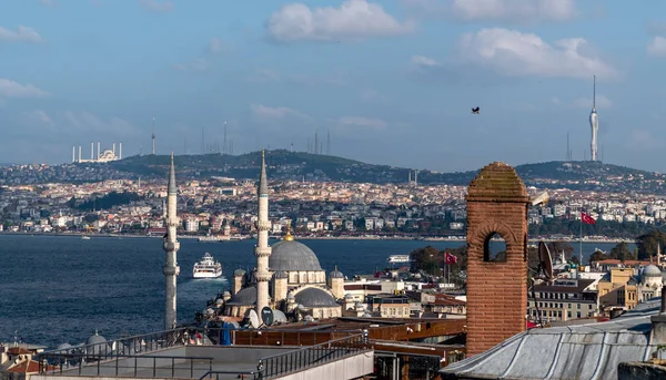Kuppeln von Istanbul über dem Bosporus — Stockfoto