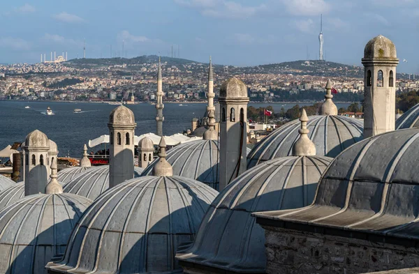 Domes de Istambul sobre Bósforo — Fotografia de Stock