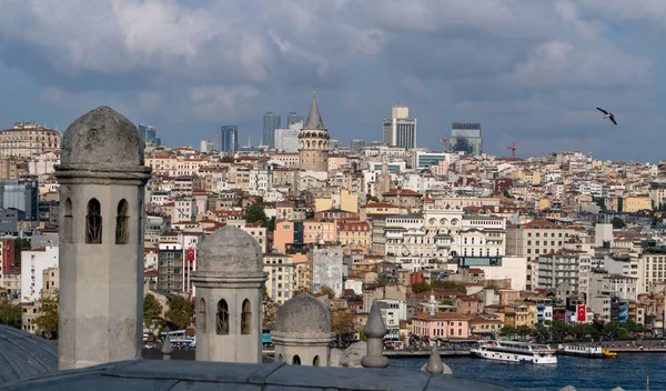 Galataturm und Kuppelsilhouette der Moschee mit Bosporus-Landschaft — Stockfoto