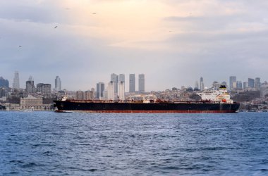 Arka planda yeni bir şehirle Boğaz 'da Gemi