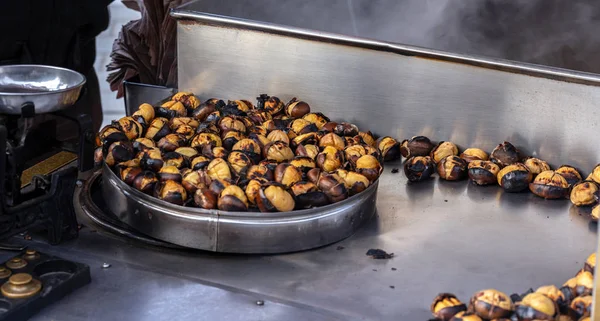 Fried chestnuts on the street. Street food. in istanbul Turkey — Stock Photo, Image