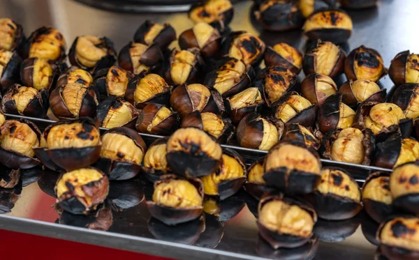 Castanhas fritas na rua. Comida de rua. em istanbul Turquia — Fotografia de Stock