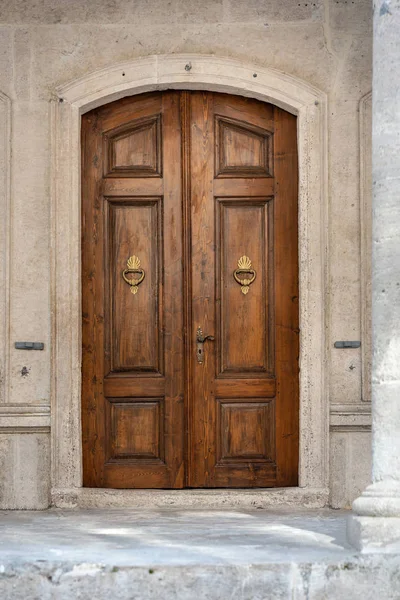 Eski tarihi ahşap kapı — Stok fotoğraf