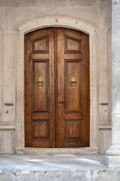 Old historic wooden door — Stock Photo, Image