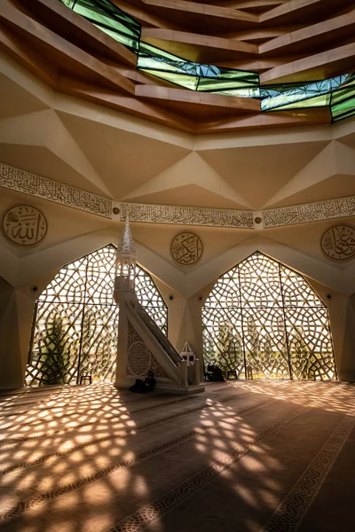 Local people praying inside the modern mosque. Sunlight shines t — Stock Photo, Image