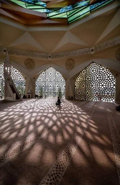 Local people praying inside the modern mosque. — Stock Photo, Image